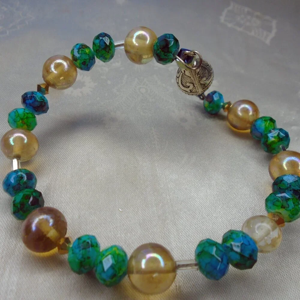 Green Bangle NEW Design, One of a kind " ZIG-ZAG " Bracelet with Sparkle - Picture 6 of 10